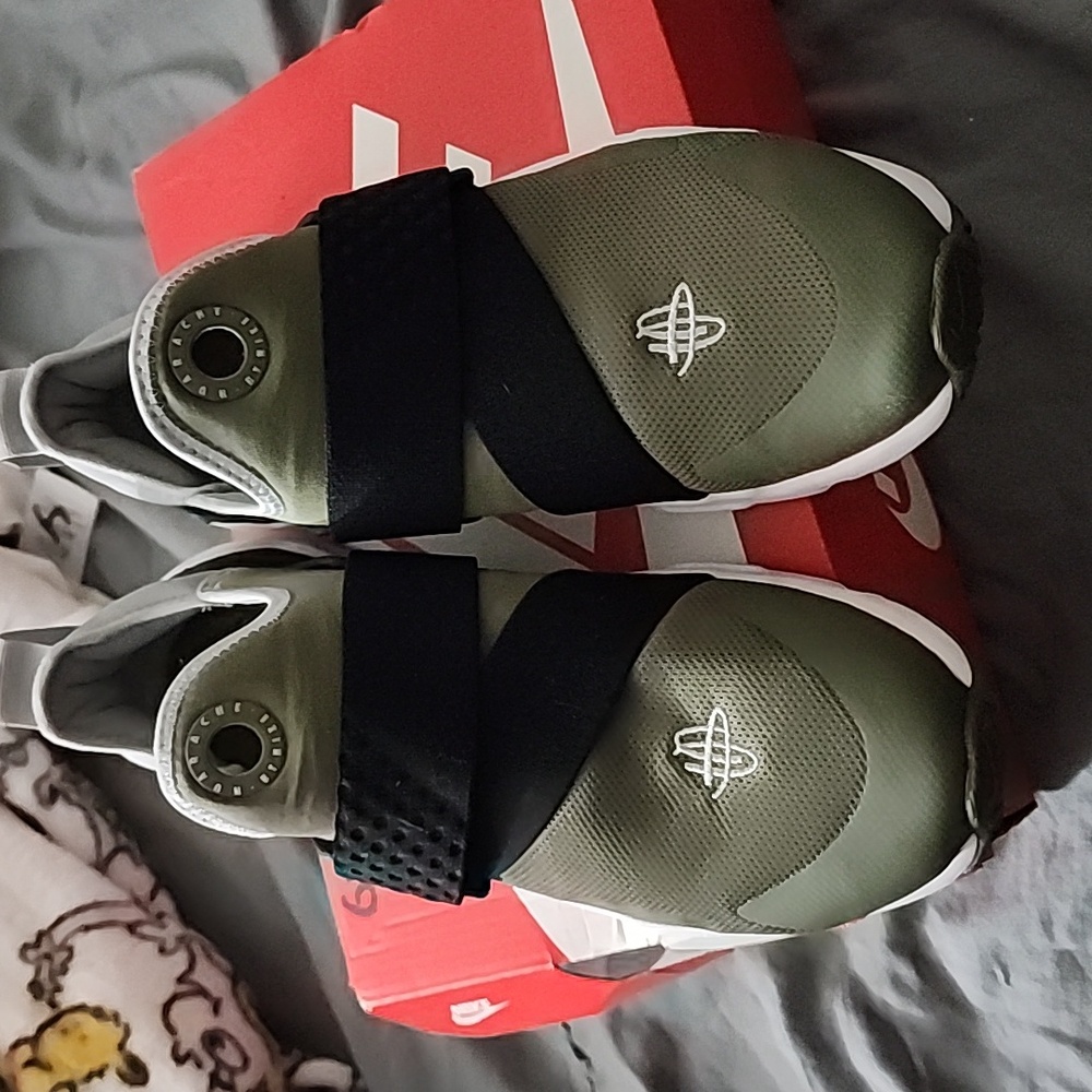 NIKE Hurricane 7y/9 womans